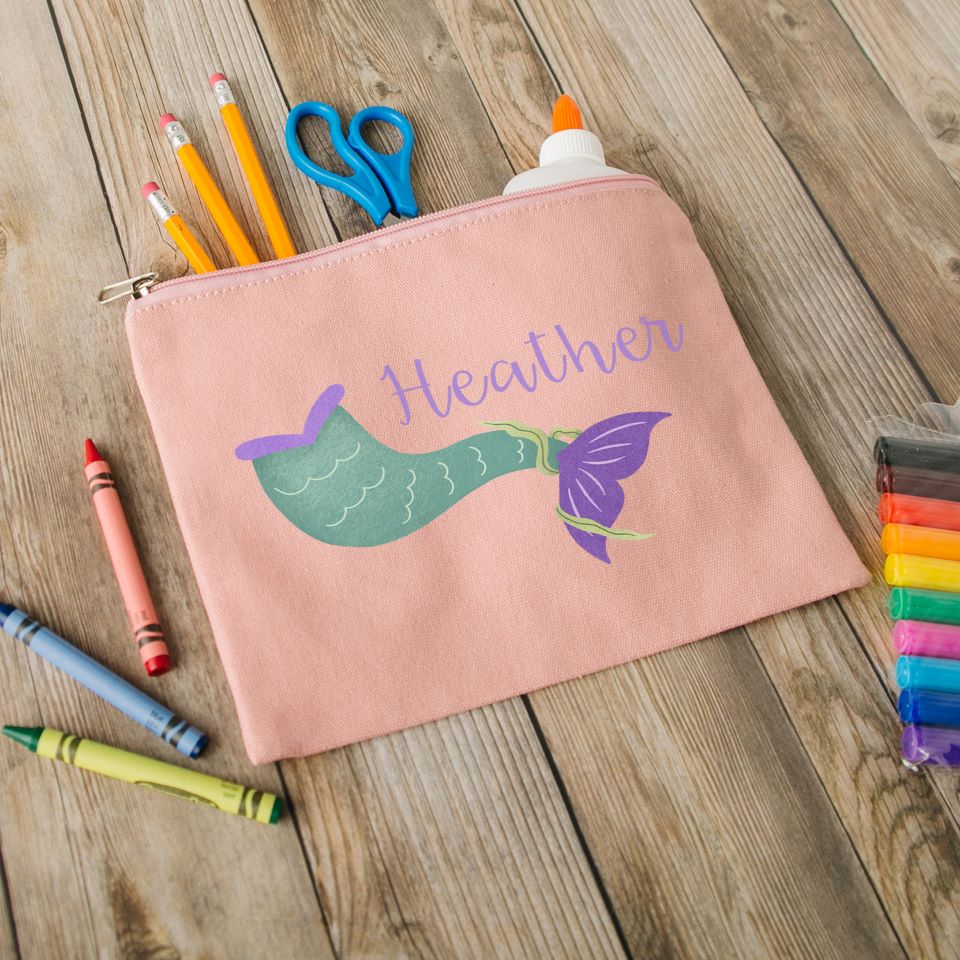 https://www.qualtry.com/cdn/shop/products/staged_zipperbag_pinkonwoodtablewithartsupplies_pencilcases_heather_square_1800x1800.jpg?v=1675357006